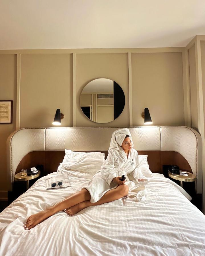 The Evelyn Nomad Hotel New York City Exterior photo A woman wearing a bathrobe